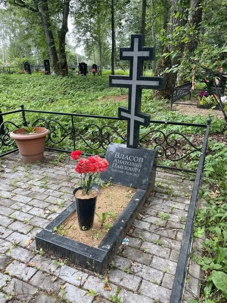 Православный крест на Голгофе из черного гранита габбро-диабаз на кладбище Большое Тесово