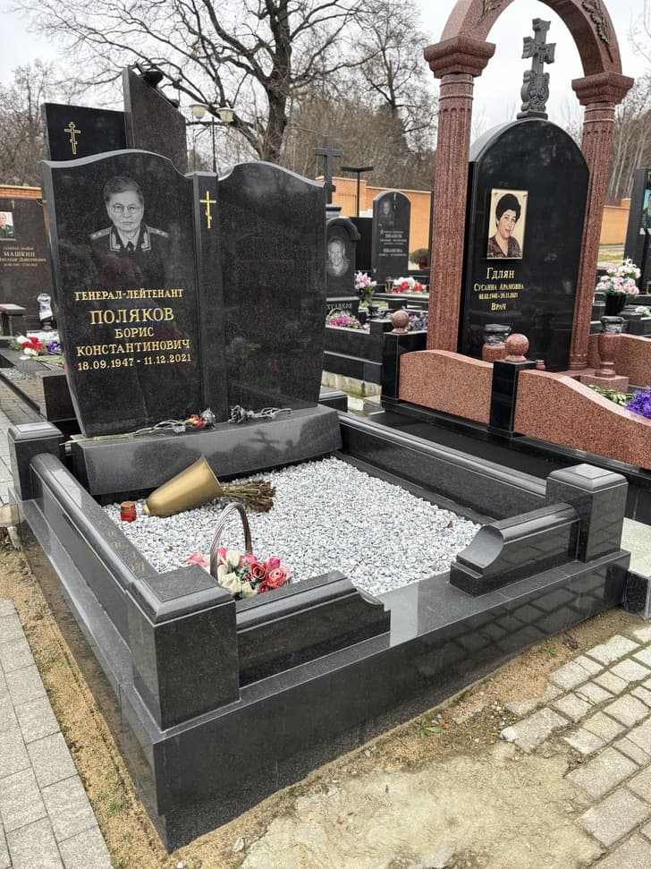 Мемориальный комплекс для военного из черного гранита габбро-диабаз на Троекуровском кладбище