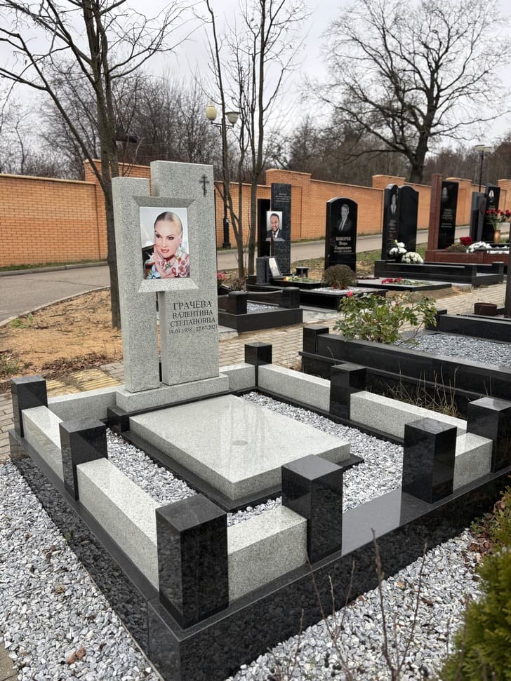 Мемориальный комплекс для женщины из светлого Мансуровского гранита и черного габбро-диабаза на Троекуровском кладбище