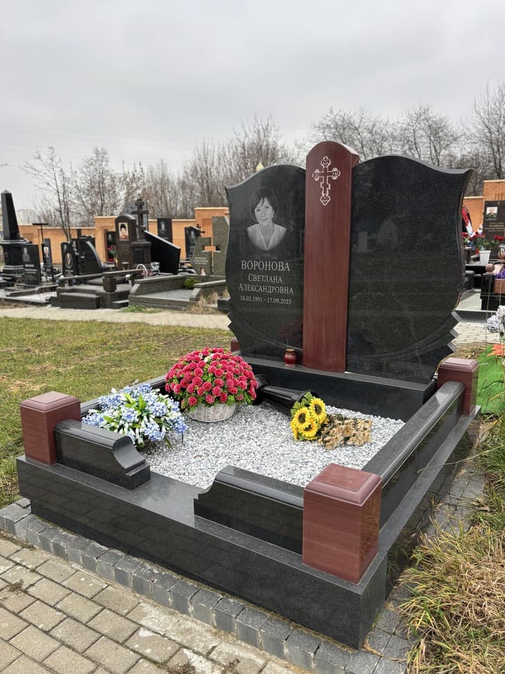 Мемориальный комплекс на двоих из черного габбро-диабаза и малинового кварцита на Троекуровском кладбище