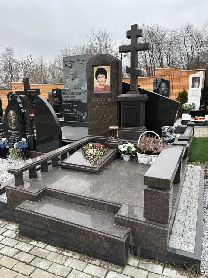 Мемориальный комплекс с православным крестом из коричневого Дымовского гранита на Троекуровском кладбище