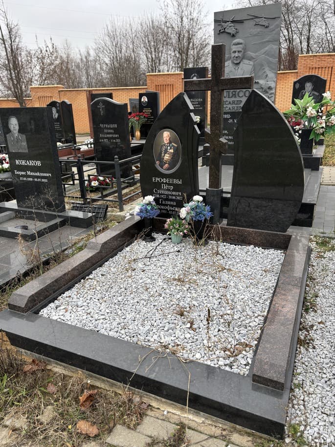 Мемориальный комплекс с православным крестом из черного габбро-диабаза и коричневого Дымовского гранита на Троекуровском кладбище