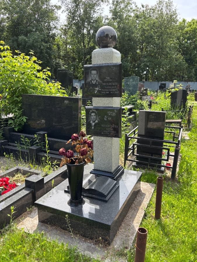 Обелиск из светлого Мансуровского гранита на Востряковском кладбище