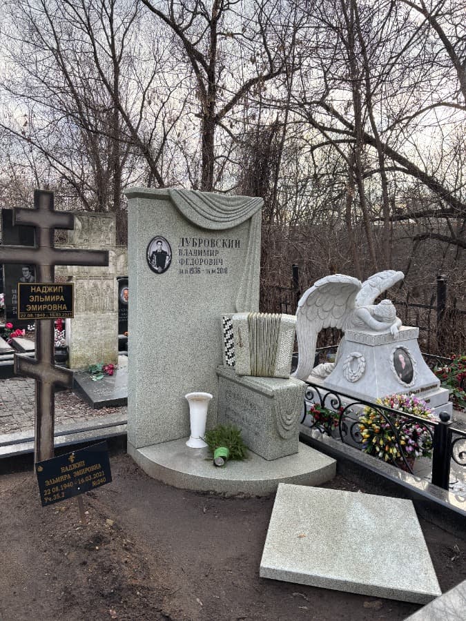 Памятник баянисту из светлого Мансуровского гранита на Даниловском кладбище