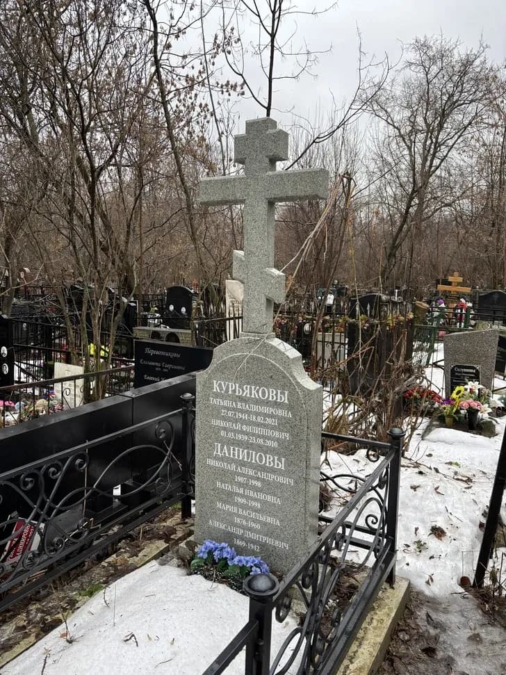 Православный крест из светлого Мансуровского гранита на Калитниковском кладбище